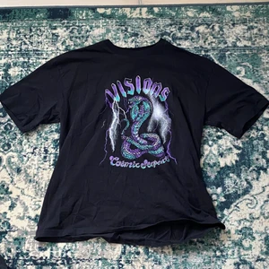 T-shirt  - Svart T-shirt med tryck! Köpt på Junkyard! PS: priset är inklusive frakt!