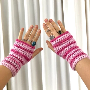 Handledsvärmare✨ - Jag virkar handledsvärmare i olika färger och mönster. Varma och sköna, sticks inte. De på bilderna är till salu (de på bild 1 & 3 är nu sålda). Beställ gärna, jag kan skicka bild på de garn jag har om så önskas💖