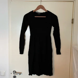 Supersnygg & bekväm stickad klänning från Esprit! - Svart stickad klänning från Esprit!! Supersnygg och bra kvalitet 👌 finns ingen storlek men typ S-M pga stretch!