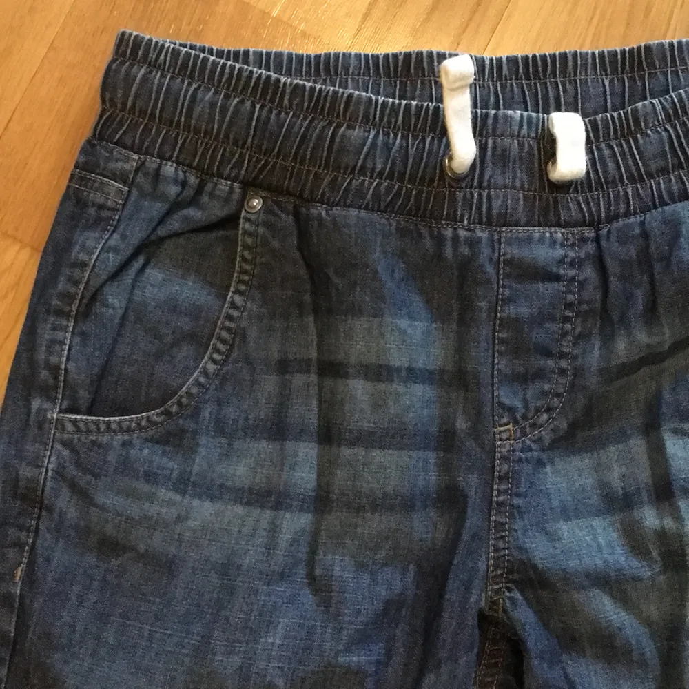 Tunna byxor som ser ut som jeans. Sköna och lite baggy . Jeans & Byxor.