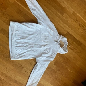 Hugo boss tröja  - Hugo boss tröja i storlek M. Fint skick utöver ett pyttelitet hål på nedre del av tröjan, inget som syns. Nypris 1000 kr. Passar S också för den e ganska liten i storlek. 