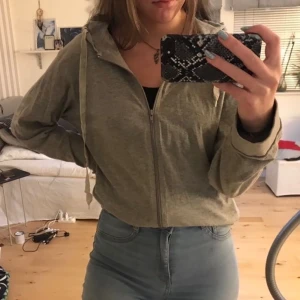 Hoodie - Hoodie med dragkedja, lite tunnare än vanligt men jätte skön❤️ frakt tillkommer 