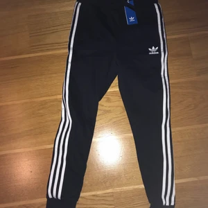 Adidas Trefoil Pants - Jag säljer ett par adidas mjukis byxor! ❤️ som sitter perfekt på mig som är en xs i byxor. Kom med pris förslagen tänk på att dem är HELT nya och inte använda utan bara testade för bilden, de köptes för 399 så tänker mig någonstans 300 ❤️frakt tillkommer