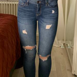 Slitna Blåa jeans från Hollister. W. 25 L. 28 (ungefär strl S) stretchiga. Väl använda och använt skick 