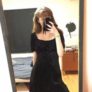 Svart klänning - Kort glittrig klänning i sammets-liknande material. Dricka vin i ett par stövlar-klänningen!✨