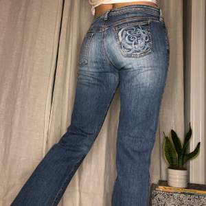 Assnygga jeans från Armani med nice ficka✨ w30, midjemått: 87cm,  innerbenslängd: 82cm💗