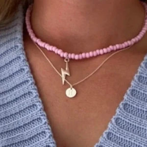 Blixt halsband, rosa  - Säljer det rosa halsbandet, köpt här på plick men kommer ej till användning. 69kr inkl frakt