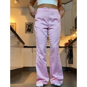 Rosa kostymbyxor  - Ljusrosa söta kostym byxor i siden liknande material. Perfekt för vår och sommar! 💕🎀💖💋🦄🐷💄 Storlek 36 men skulle säga även 38.