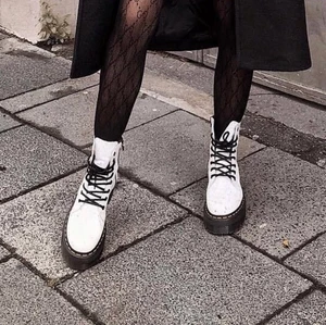 Dr Martens - (Första bilden är lånad) Säljer ett par vita Dr Martens i strl 37! Bra skick, lite märken som ev. Går bort med tvätt! Säljer pga använder aldrig. Nypris: 2000kr ca 