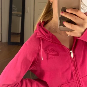 Nike hoodie - Hoodie i cool färg med dragkedja! 