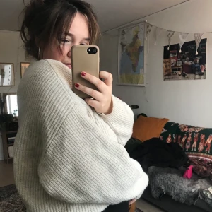 Weekday stickad tröja  - Oanvänd, varm och skön. Strl M. Kan hämtas upp eller mötas upp i Uppsala eller så tillkommer frakt! 