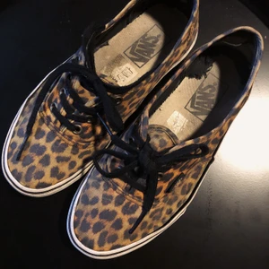 Vans Leopard  - Äkta, låga Vans med leopardmönster. Aningen slitna på insidan men fortfarande i ok skick! Frakt tillkommer ❤️