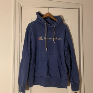 Blå Champion hoodie - Blå urtvättad old school Champion hoodie strl XL men passar S-XL beroende på hur man vill att den ska sitta 
