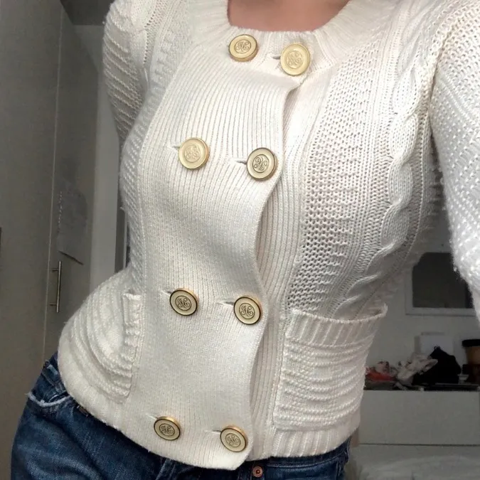 a SUPER CUTE knitted cardigan from Juicy Couture with the most adorable buttons. it has the vintage classy style!  the first picture: the cardigan is a size small on a size medium model.. Tröjor & Koftor.