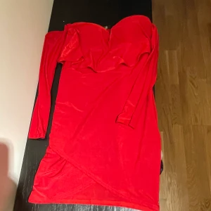 Fin röd klänning med bardot och bodycon - Oanvänt skick pga fel storlek. Kupor finns i klänningen som håller brösten på plats. Köpt på Missguided.