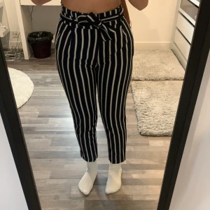 Randiga byxor - Jättesöta blåvitrandiga byxor från Stradivarius med knytning & dragkedja i midjan. Storlek 34. Sitter väldigt snyggt på! 100kr buda i kommentarerna om fler är intresserade, köpare står för frakt.