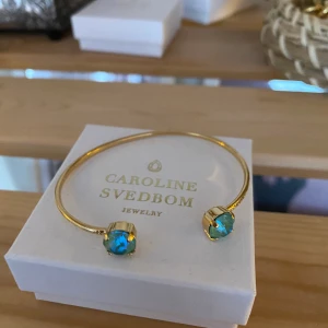 CAROLINE SVEDBOM armband  - Aldrig använt. Säljer pga inte min sti! Nypris: 595kr