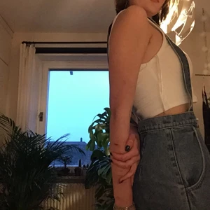 Kjol med hängslen  - Jättefin kjol med hängslen. Kjolen går ner på knäna på mig som är 162 cm och jag säljer då den aldrig passat. Aldrig använd iprincip 