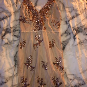 Klämning - Helt ny oanvänd klänning. 