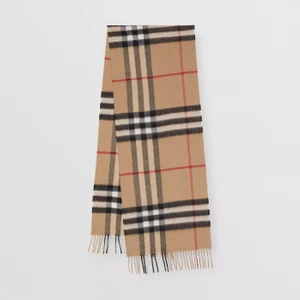 burberry scarf - skit snygg å bekväm burberry scarf som är äkta!!! ❤️❤️❤️ i bra skick, aldrig använt!!! kan skicka fler bilder! lägg bud!!     budet ligger på just nu: 300 