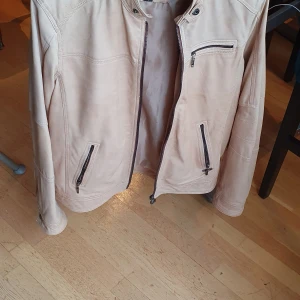 Söt unique Pure leather jacka  från p - Säljer den har söt och unique pure  leather jacka som passar till båda kön. Mycket mysig och stylig. Passar S-L och den matcherar med allt. Finns flera bilder och köpare står på frakt. Bud i Kommenterna ink frakt .