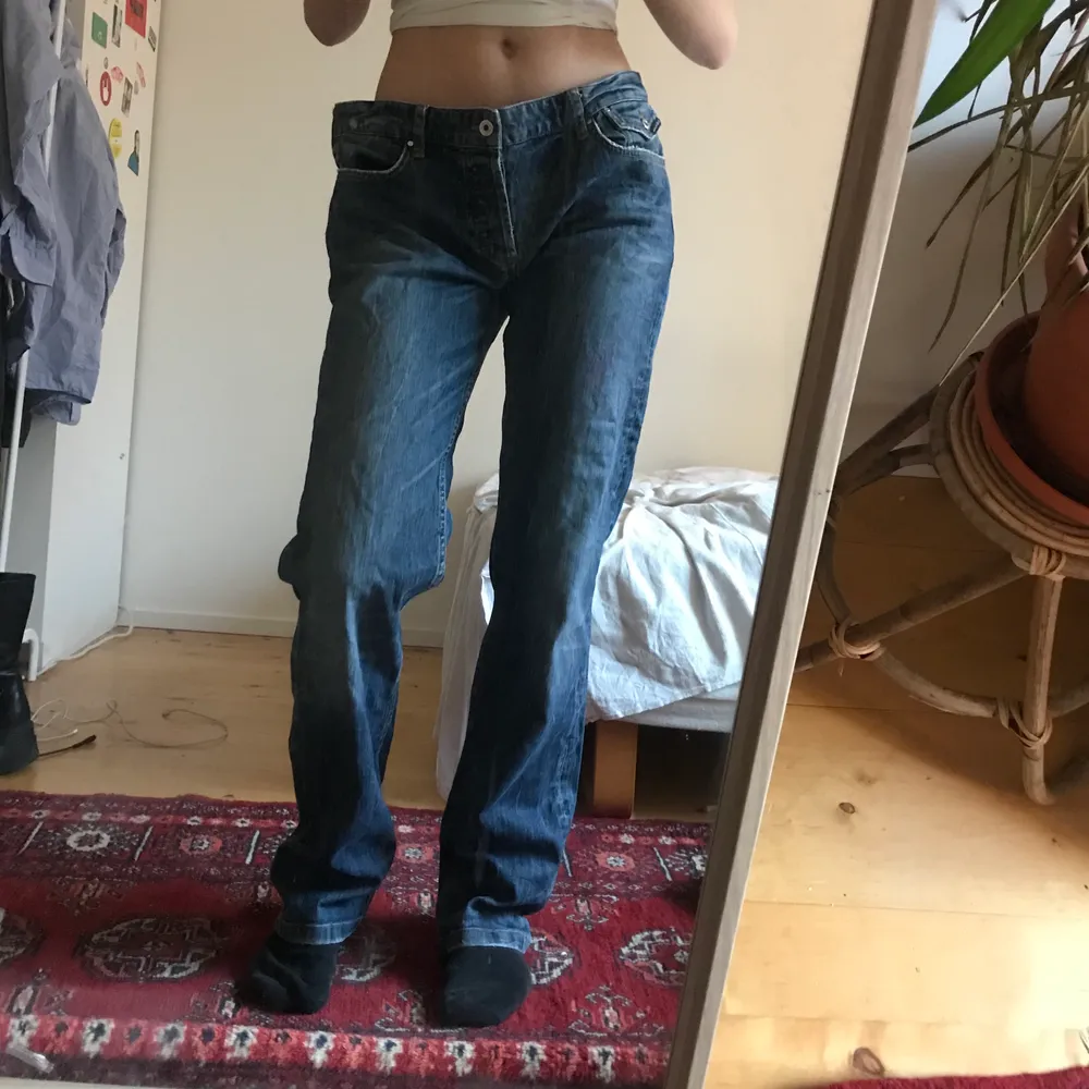 Snygga lågmidjade d&g jeans. För stora för mig men annars snygga af. Jag är 174 cm lång . Jeans & Byxor.