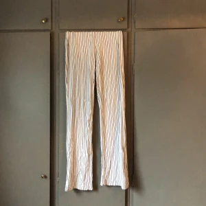 Långa mjukis❤️ - Dö snygg långa och sköna mjukis byxor, jag är 1,70 och dom sitter perfekt i sängs på mej, ifrån Gina och storlek 38🤎💃🏽