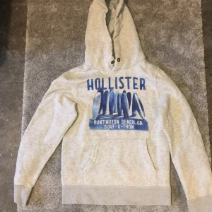 Hollister grå hoddie, storlek S - Väldigt bekväm, lite oversized, storlek S men passar folk med M ocskå. Sthlm📍