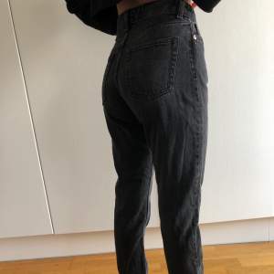 Svarta mom jeans från monki i modellen kimomo. I bra skick och passar längden 158 cm. Köparen står för frakten🥰 Buda gärna i kommentarerna❣️