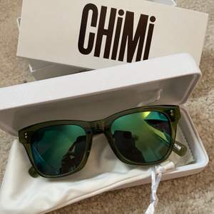 Superfint skick då dem är helt nya, aldrig använda. chimi solglasögon i wayfarer-inspirerad modell #007 och färgen KIWI. Köptes för 999kr på Chimis hemsida (nu helt slutsålda på hemsidan). 