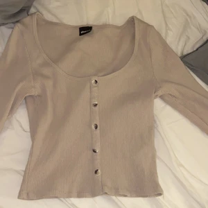 Beige tröja - Beige tröja med knappar från Gina Tricot i storlek S. Den är i mycket bra skick. Skön och sitter snyggt. 