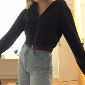 Brandy Melville Kofta - Jättesöt marinblå kofta från brandy Melville med två stripes på sidorna vilken är assnyggt enligt mig. Budgivning om flera är intresserade. Om ni undrar något är det bara att fråga! Betalning sker via swish💛💛