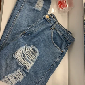 Mum jeans - Mum jeans med hål i från boohoo, aldrig använda storlek 42 men känns lite mindre