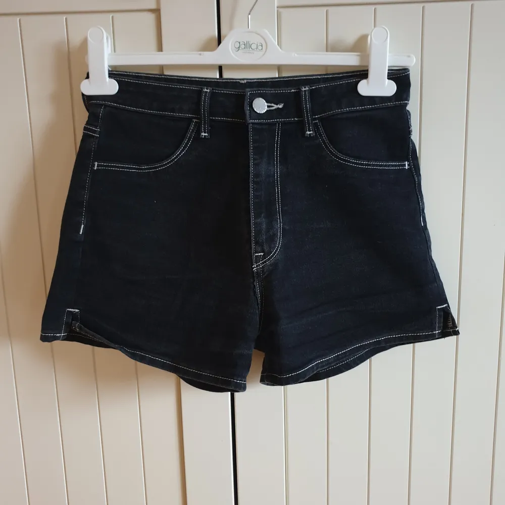 Säljer ett par svarta jeansshorts med vita kontursömmar. Skicka DM för fler bilder eller frågor, priset kan diskuteras. . Shorts.