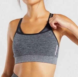 GYMSHARK - ADAPT MARL SEAMLESS SPORTS BRA - Oanvända "adapt marl seamless" sportsbh/sporttopp från gymshark i färgen grå (enligt hemsidan svart men den är inte svarta). Jätteskön och så fin, tyvärr beställde jag en annan storlek som passade bättre. Prislappen är fortfarande kvar och det är storlek S. Köpte för 500kr men kan tänka mig att sälja för 300kr som minst.  Har även ett par gymtights i storlek S från samma kollektion och i samma färg, tillsammans hade det kostat 1100kr från deras hemsida. Jag säljer båda plaggen för 300kr var så alltså 600kr tillsammans! Då blir även frakten billigare ;)
