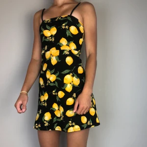 Kort citronklänning  - Buda i kommentarerna eller medela mig!