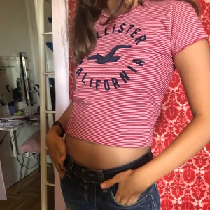 Hollister t-shirt - En fin randig hollister tröja jag säljer då den tyvärr inte kommer till användning. Fint skick, nästan aldrig använd