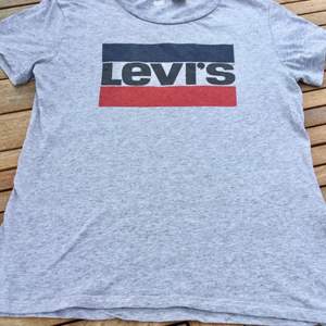 Original Levis T-shirt, storlek S, knappast använd, frakt ingår