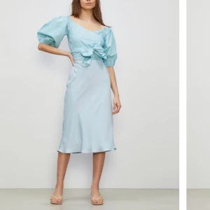 Satinkjol blå  - Helt ny blå satinkjol, köpte för 399 🌈 kan frakta eller mötas upp i sthlm. Har en liknande svart på profilen! 