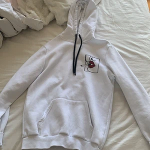 Hoodie - Säljer denhär skit snygga Hoodien med as coolt tryck på. Använd fåtal gånger! Den är i väldigt skönt o mjukt material