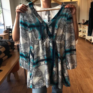 Klänning från Nelly, storlek 38 - Fin klänning från Nelly i storlek 38. Aldrig använd. Inköpspris 200kr. Försäljningspris 100kr. Kan möter upp i Växjö eller Malmö. Köparen står annars för frakt. 