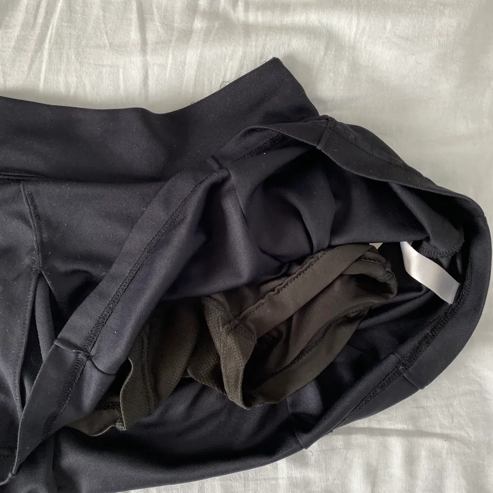 Jättefin kort svart tenniskjol med underskjorts. Den har resår baktill villkor skapar en väldigt fin midja! Säljer då för liten för mig. Frakt: 50 kr. Kjolar.