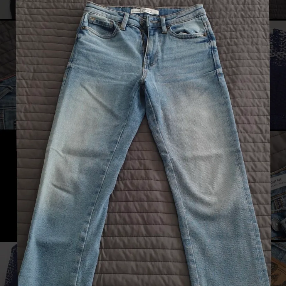 Storlek: 34 Straight fit Köparen står för fraktkostnaderna ✨🦋. Jeans & Byxor.