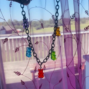 Björnhalsband - Supercoolt halsband med björnmotiv. Råkade köpa dubbletter. Har även fler peylar med samma motiv som exempelvis nyckelring och örhängen. Priset är med frakt. Säljer två stycken!