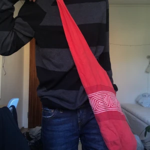 Väska - Tygpåse från secondhand! Finns en liten ficka på insidan. Möts upp eller så står köparen för frakt :) 