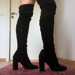 Over the knee klackar, 37 - Fina sleep over the knee klackarskor i svart ”suede” material. Strl 37 endast använda en gång. 100kr eller bud (pris går att diskuteras) litet märke i sulan✨ frakt 63kr