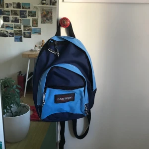 EastPak ryggsäck  - Jättegullig och liten. Rätt sliten inuti men superfint skick på utsidan! 