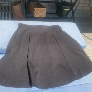 Svart volaj kjol - Säljer min svarta volaj kjol då jag inte kommer ha användning för den. Endast använd ett få tal gånger, i fint skick ☺️