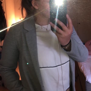 Kappa - Säljer denna fina gråa kappa eftersom den inte kommer till användning längre 