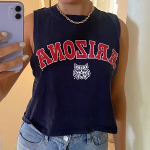 Vintage topp - Boxigt linne, köpt vintage men i bra skick! Står inte vilken storlek det är men skulle gissa på XS/S. Köparen står för frakten💕 